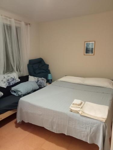 een slaapkamer met 2 bedden en een bank bij VistaMare &smeralda in Formia