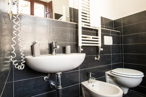 a bathroom with a sink and a toilet at B&B Villa Regina in Pisa