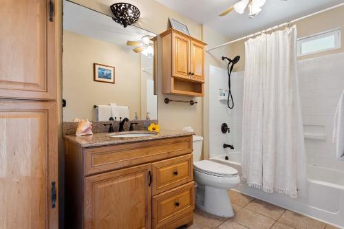 een badkamer met een wastafel, een toilet en een douche bij Kona Shores 221 STVR #19-390879 in Kailua-Kona