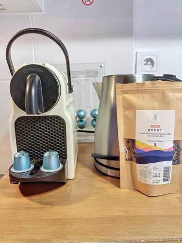 un grille-pain assis sur un comptoir à côté d'un sac dans l'établissement Le Petit Ramblas - Charmant studio en Hypercentre, à Toulouse