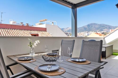 Una mesa y sillas en un balcón con vista. en Penthouse in Fuengirola by Costarentals - Ref 215, en Fuengirola
