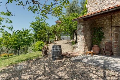 een stenen huis met een tuin en een patio bij Agriturismo Fattoio alle Ripe in Pelago