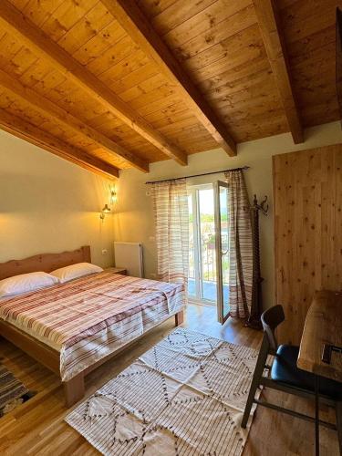 Un dormitorio con una cama grande y una ventana en Guesthouse Marku - Mrizi i Zanave, en Fishtë