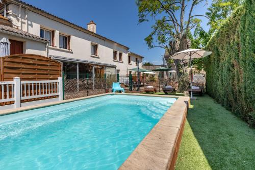Πισίνα στο ή κοντά στο Hotel Les Vieux Acacias