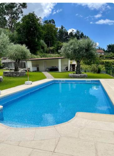 una piscina en el patio de una casa en Refúgio Sereno, Casa na Montanha com Piscina Privativa, en Braga