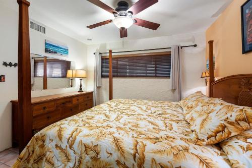 a bedroom with a bed and a ceiling fan at Casa De Emdeko 324 in Kailua-Kona