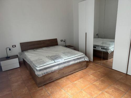 een slaapkamer met 2 bedden en een spiegel bij Casa Nanda in Carrara