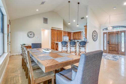 Η κουζίνα ή μικρή κουζίνα στο Dock and Game Room Alvarado Lake Getaway!