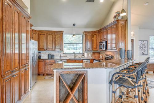 Η κουζίνα ή μικρή κουζίνα στο Dock and Game Room Alvarado Lake Getaway!