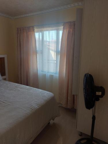 Postel nebo postele na pokoji v ubytování Hlophe's Place