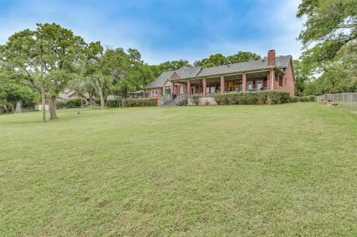 Κήπος έξω από το Dock and Game Room Alvarado Lake Getaway!