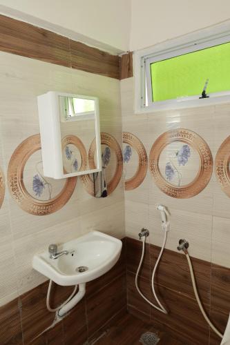 イェールカードゥにあるMarvel Homestayの洗面台と鏡のあるバスルーム