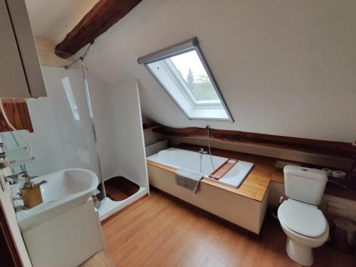 La salle de bains est pourvue de toilettes, d'un lavabo et d'une fenêtre. dans l'établissement Duplex 130 m2 avec terrasse à Sassor (Theux), à Theux