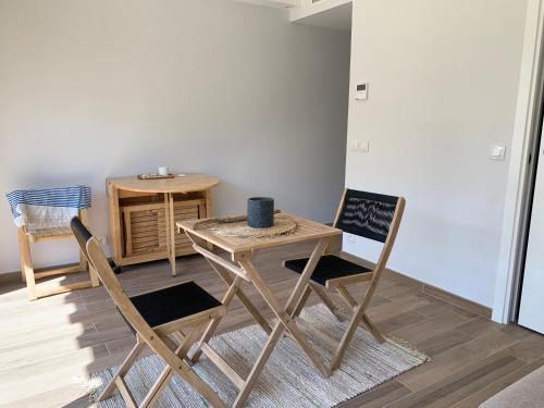 une petite table et des chaises dans une chambre dans l'établissement Studio Cannes bord de mer, à Cannes