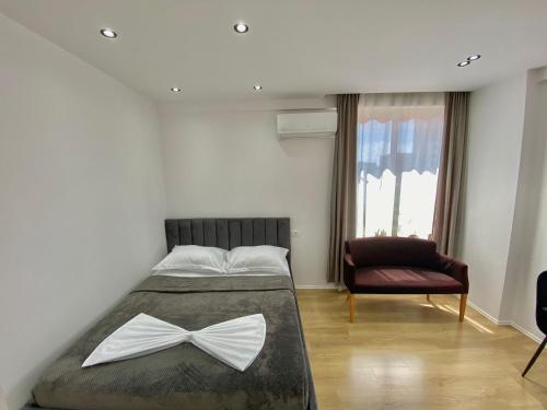 ein Schlafzimmer mit einem Bett mit einer Schleife darauf in der Unterkunft Mara Central Apartment 4 in Tirana