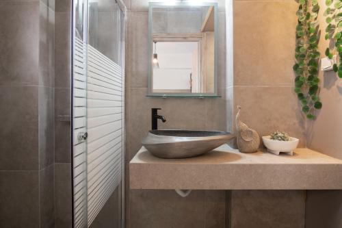 Un baño de Amarylis Beachfront Studios