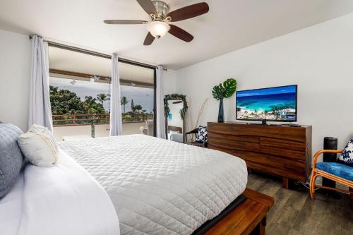 1 dormitorio con 1 cama y TV de pantalla plana en White Sands Village#231 en Kailua-Kona