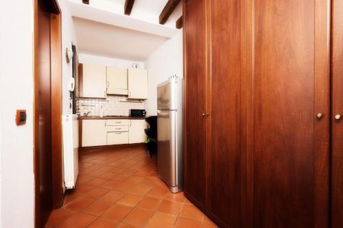 einen Flur mit einer Küche mit Kühlschrank in der Unterkunft Il Lusso Della Semplicità in Piacenza