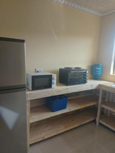 Kuchyň nebo kuchyňský kout v ubytování Hlophe's Place