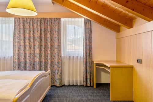 une chambre d'hôtel avec un lit et une fenêtre dans l'établissement Mayr Apartments sechs, à Plaus