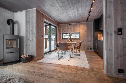 una cucina e una sala da pranzo con tavolo e sedie di Exclusive Nordic Apartment with Sauna - Prime Location at Stranda near Geiranger a Stranda