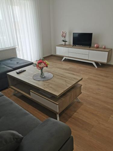 een woonkamer met een bank en een salontafel bij Apartman Juric in Posušje