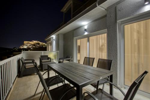 Selini - Topfloor apartment in historical Athens