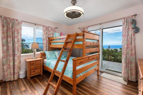 Hale Lio Kai في كيلوا كونا: غرفة نوم مع سرير بطابقين ونافذة