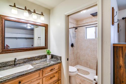 bagno con lavandino, servizi igienici e specchio di South Lake Tahoe Townhome Walk to Lake! a South Lake Tahoe