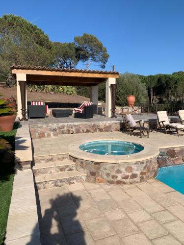 une terrasse avec une piscine et un kiosque dans l'établissement Le mas des peps, à Roquebrune-sur Argens