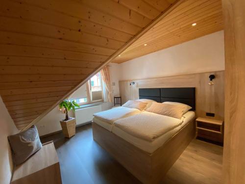 um quarto com uma cama grande e um tecto em madeira em Fischers Ferienhaus em Alken