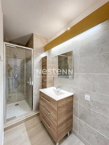 une salle de bain avec un lavabo et une douche dans l'établissement 3206-T2 première ligne vue mer, à Argelès-sur-Mer