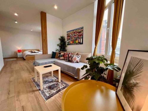 - un salon avec un canapé et une table dans l'établissement Longdoz sur Meuse - Central pour famille, à Liège