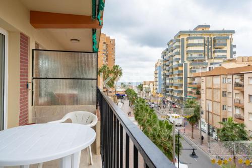 balkon z białym stołem i widokiem na miasto w obiekcie Koti Rentals - Benavente Loft w mieście Fuengirola