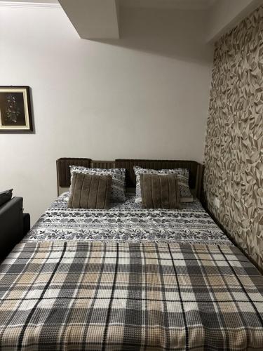1 dormitorio con 2 almohadas en Renthouse Apartments - Feel Like Home, en Chişinău