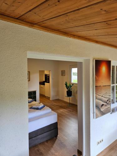una camera con 2 letti e un soffitto in legno di Cozy Reifnitz-mit Seezugang a Reifnitz