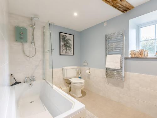 y baño con bañera, aseo y lavamanos. en 3 Bed in Lynton Lynmouth BDOWN, en Martinhoe