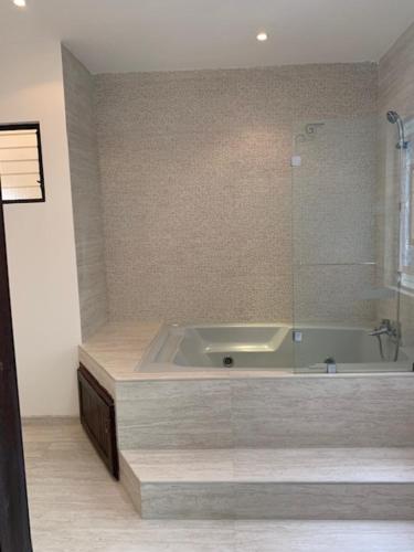 Ванная комната в Luxury House near to Juan Sant. Airport, Alajuela.
