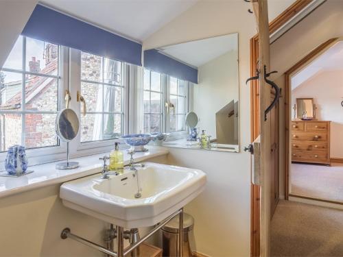 a bathroom with a sink and a window at 3 Bed in Syderstone KT083 in Syderstone
