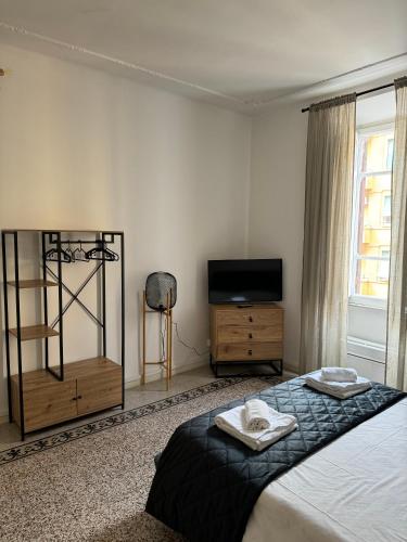 Un pat sau paturi într-o cameră la Giuliana Apartment