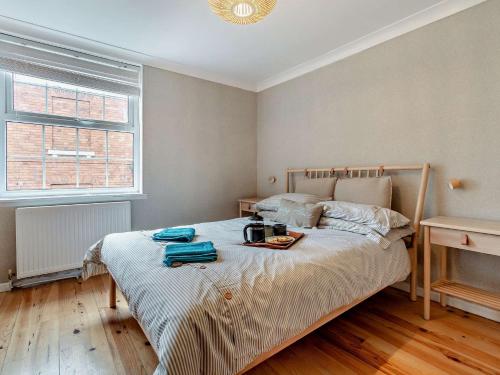 Un dormitorio con una cama y una bandeja. en 2 Bed in Beverley 93219, en Beverley