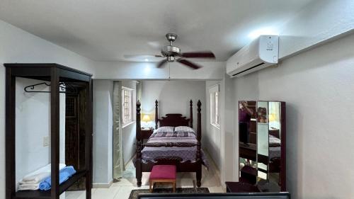 Schlafzimmer mit einem Bett und einem Deckenventilator in der Unterkunft Artgarden Juan dolio in Juan Pedro