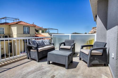 Selini - Topfloor apartment in historical Athens