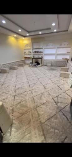 Großes Zimmer mit Steinboden und Kamin in der Unterkunft الفهد in Mogayra