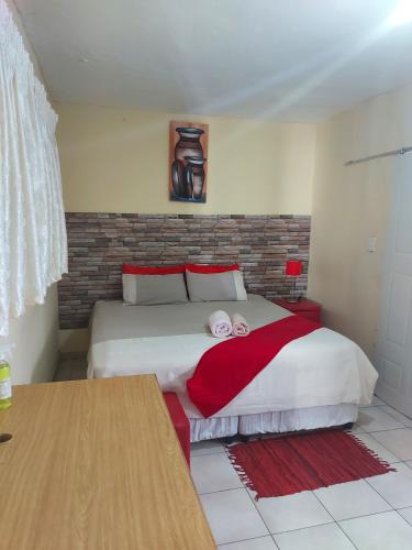 Postel nebo postele na pokoji v ubytování Hlophe's Place