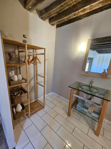 Imagine din galeria proprietății Chambre avec salle de bain în Donzy