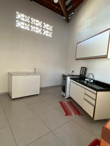 uma cozinha com um lavatório e um fogão em Fdl espaço gourmet em Barra de Camaratuba