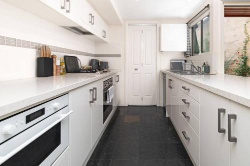 Η κουζίνα ή μικρή κουζίνα στο Character and Charm 3BR home with free wine