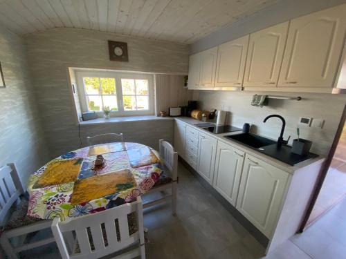 Кухня или мини-кухня в Joosti Summer House
