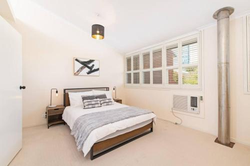 Ένα ή περισσότερα κρεβάτια σε δωμάτιο στο Character and Charm 3BR home with free wine